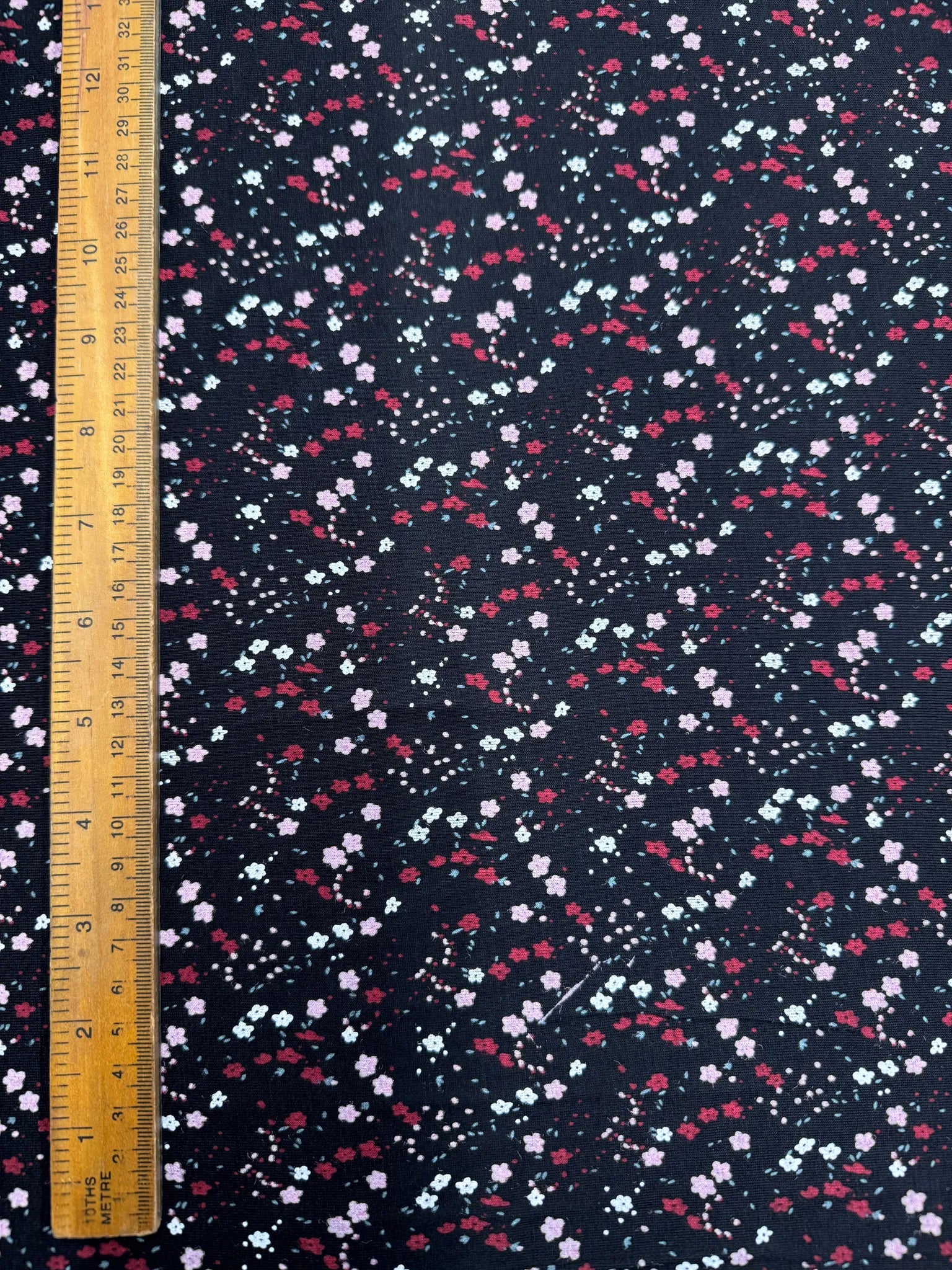 Smooth and breathable floral stretch jersey fabric
