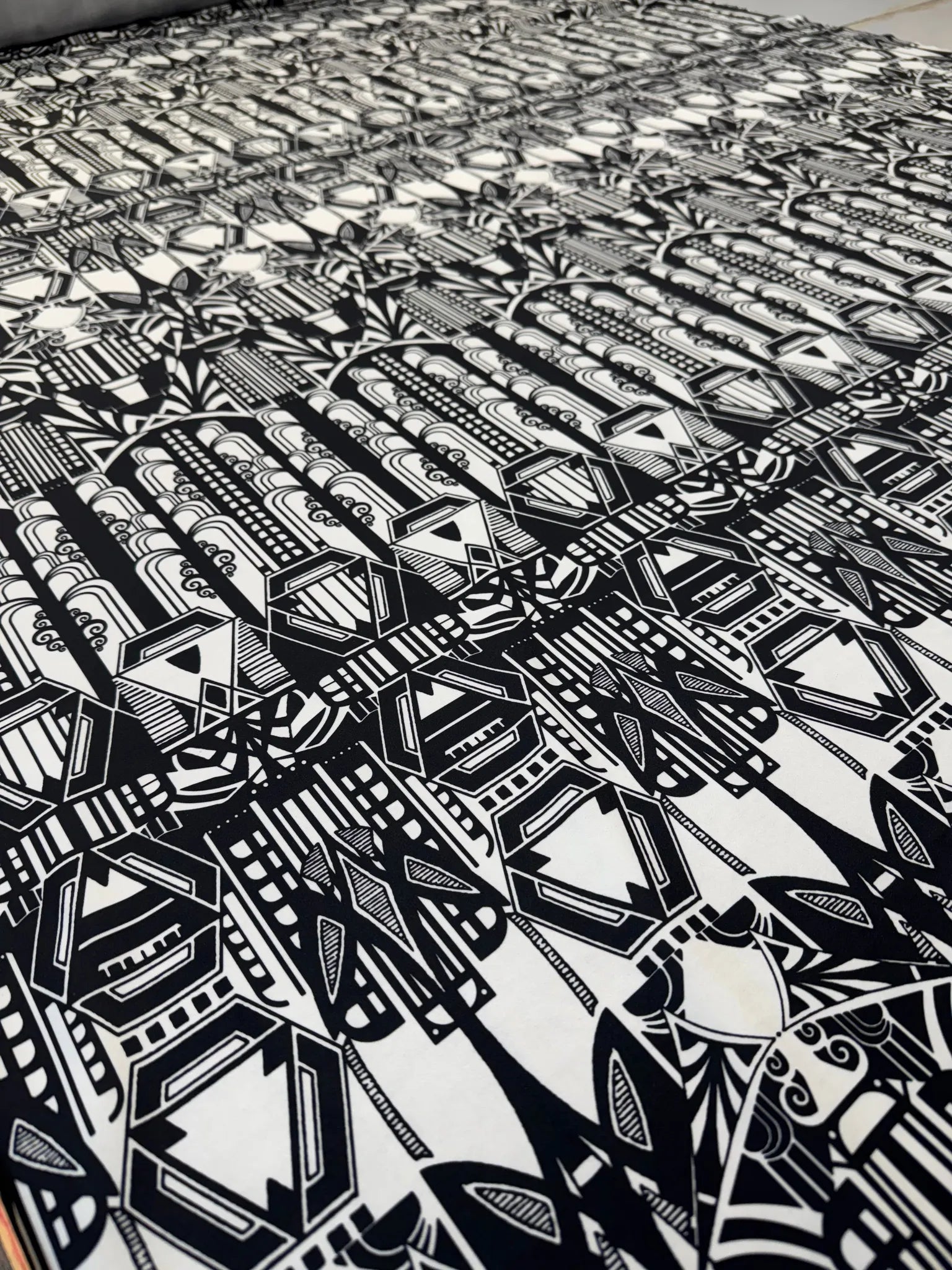 Smooth woven handle of Art Deco black and white fabric.