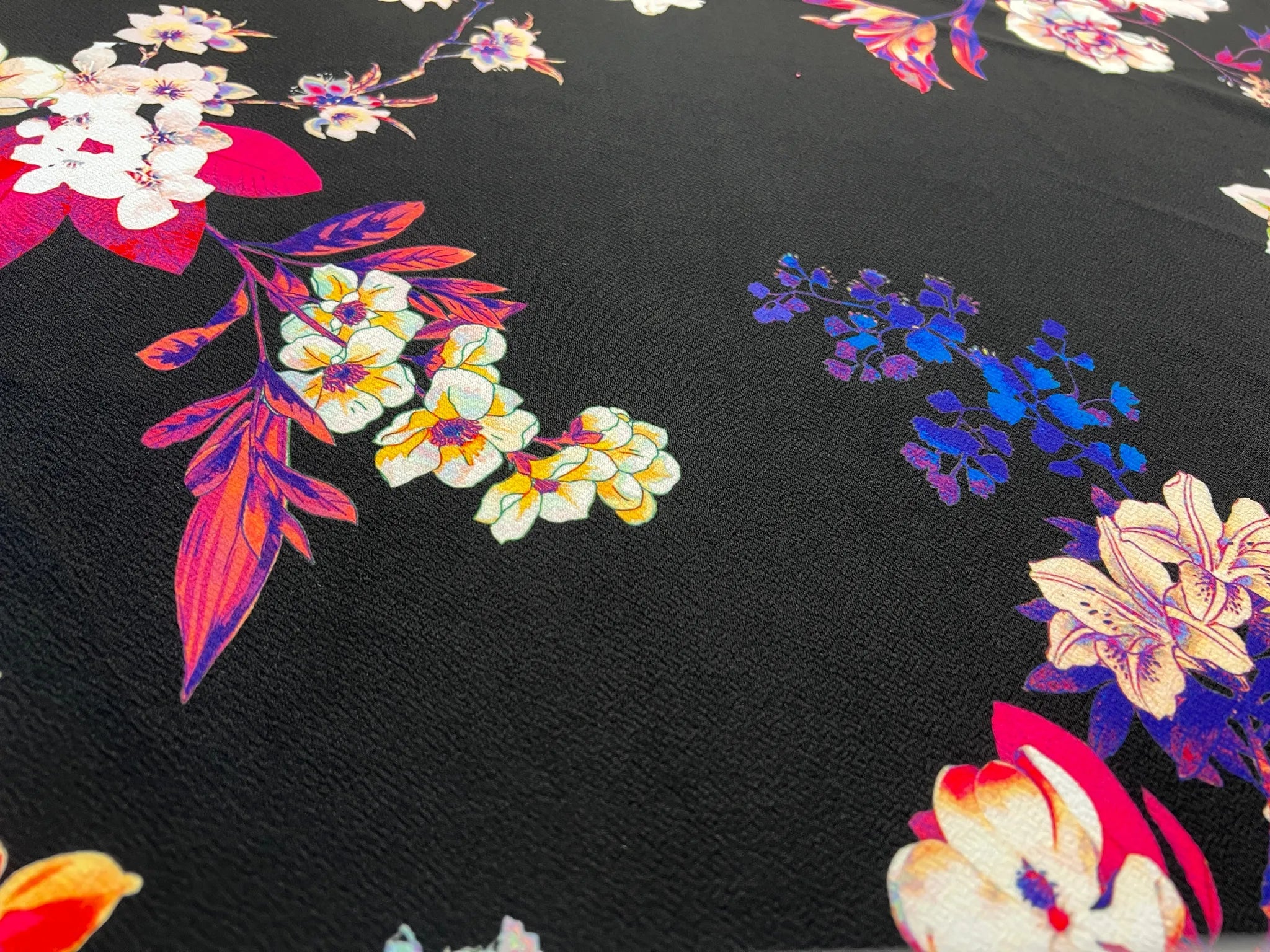 Lively floral print fabric suitable for dresses